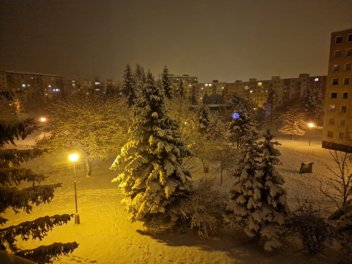 фото автора: смотрите, как нас занесло снегом. Это город Пльзень, вид из окна