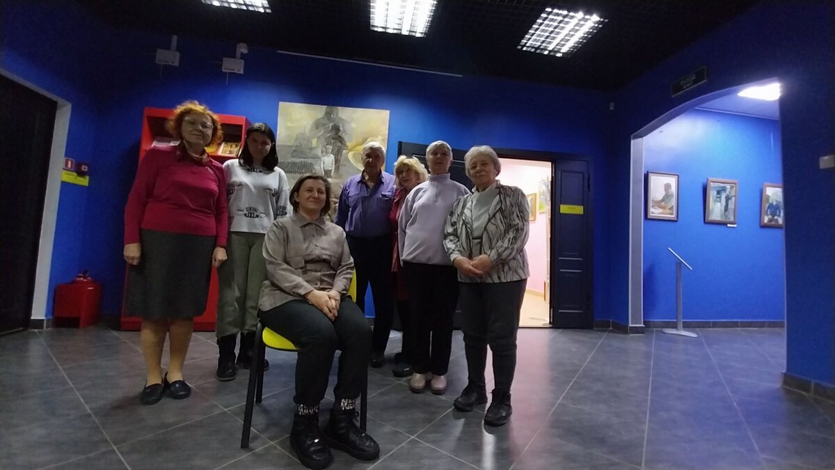 Художник Анастасия Дагаева и посетители выставки. 2.12.2023г.