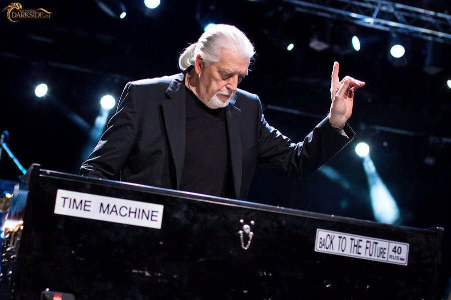 "Возьмите в качестве примера таких великих симфонических авторов, как Бетховен. Они, как правило, работали в условиях крайне сжатых сроков исполнения работы. Находясь в столь жёстких временных рамках, они создавали невероятную музыку, которая была как взрыв. Это похоже на те ограничения, с которыми имеет дело живописец. Холст, масло, кисть - это его границы, и он работает внутри них, в то же время преодолевая их. Для меня работа в жёстких условиях чаще завершается гораздо лучшими результатами, нежели работа, свободная от каких-либо ограничений."