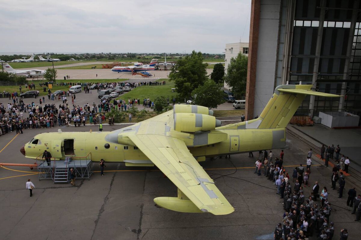 Выкатка первого серийного самолёта-амфибии Бе-200 на авиазаводе им.  Г.М. Бериева в Таганроге. Фото взято из открытых источников.