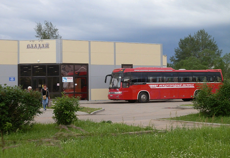 Автовокзал новгород номер. Автостанция Валдай. Валдайская автостанция. Автовокзал Великий Новгород автобус. Вокзал на Валдае автобус.