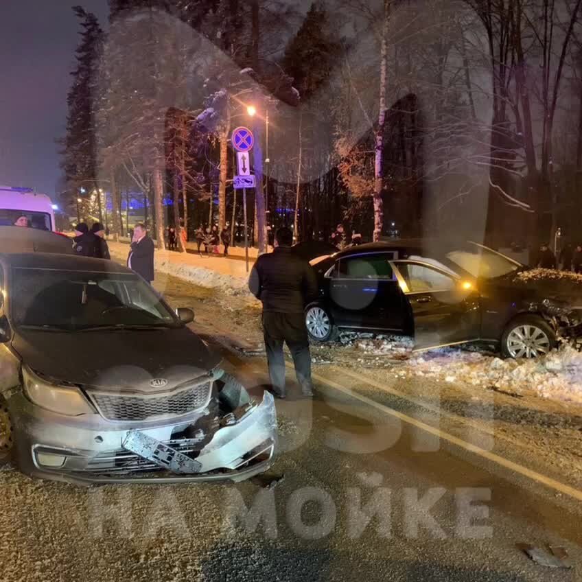 Рэпер Василий Вакуленко, известный под псевдонимом Баста, попал в аварию в Санкт-Петербурге, сообщает telegram-канал «Mash на Мойке». По их данным, ДТП произошло на Южной дороге. Вакуленко ехал с концерта, который прошел на «Газпром Арене». Он был на заднем сиденье черного Maybach.