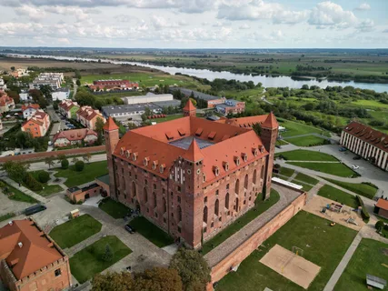 Замок Меве. Фото из открытых источников Яндекс.Картинки