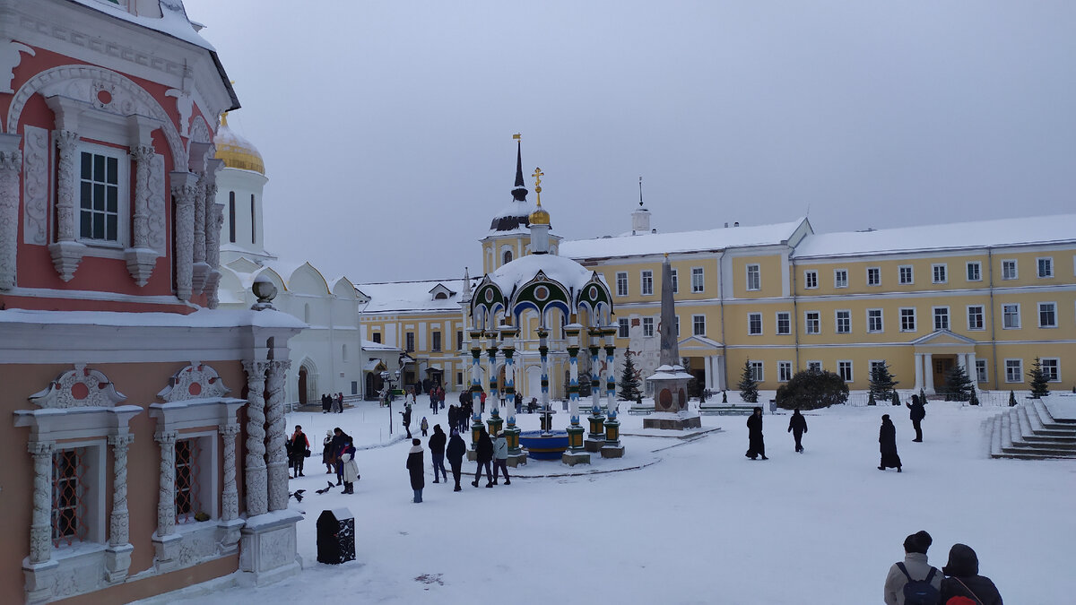 Через час здесь было еще больше людей...