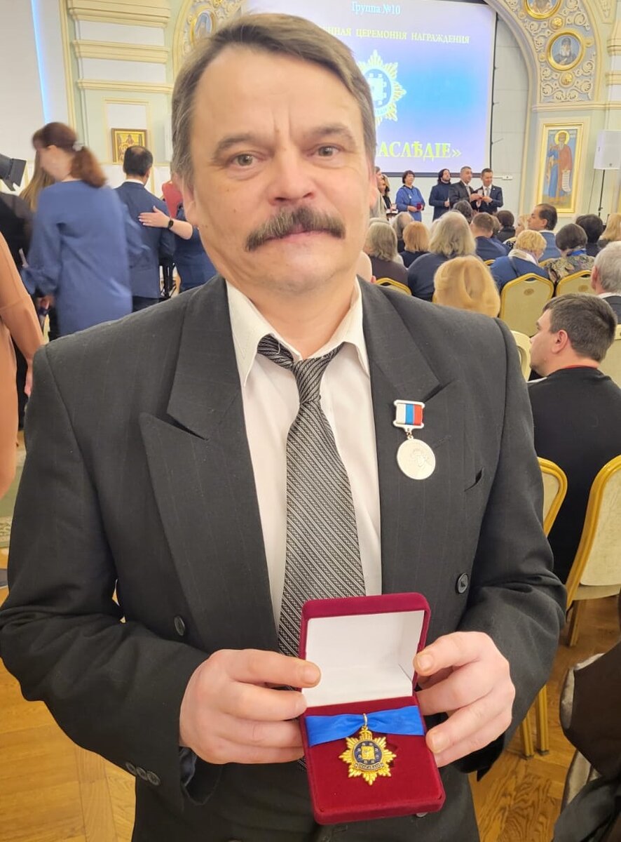 на фото автор (листайте дальше)