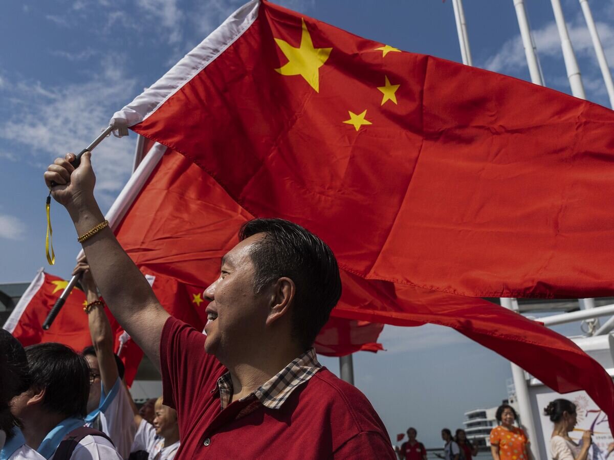    Китайский национальный флаг© AP Photo / Chan Long Hei