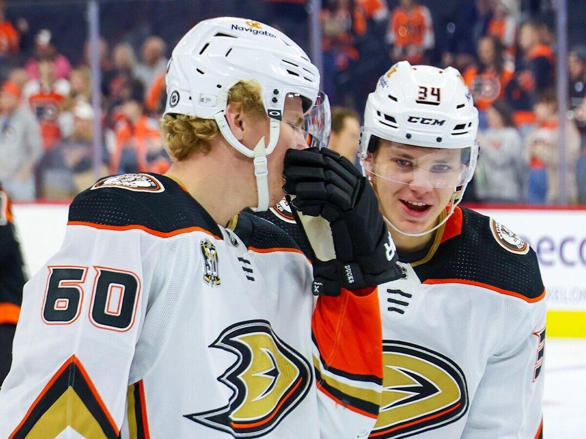    Российский защитник "Анахайм Дакс" Павел Минтюков (справа) и Джексон Ла Комб© Фото : Пресс-служба "Анахайма"