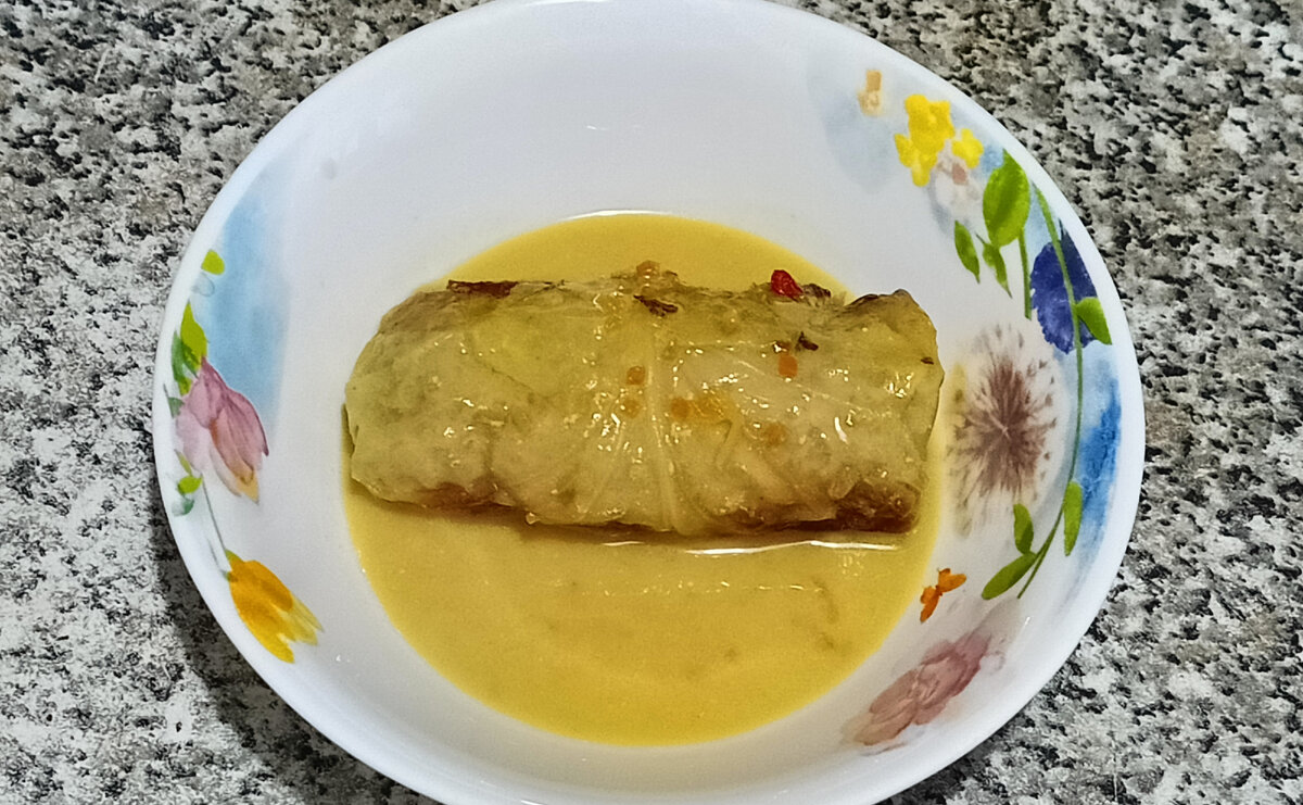 Голубец, маленький кусочек хлеба, немного сметаны.