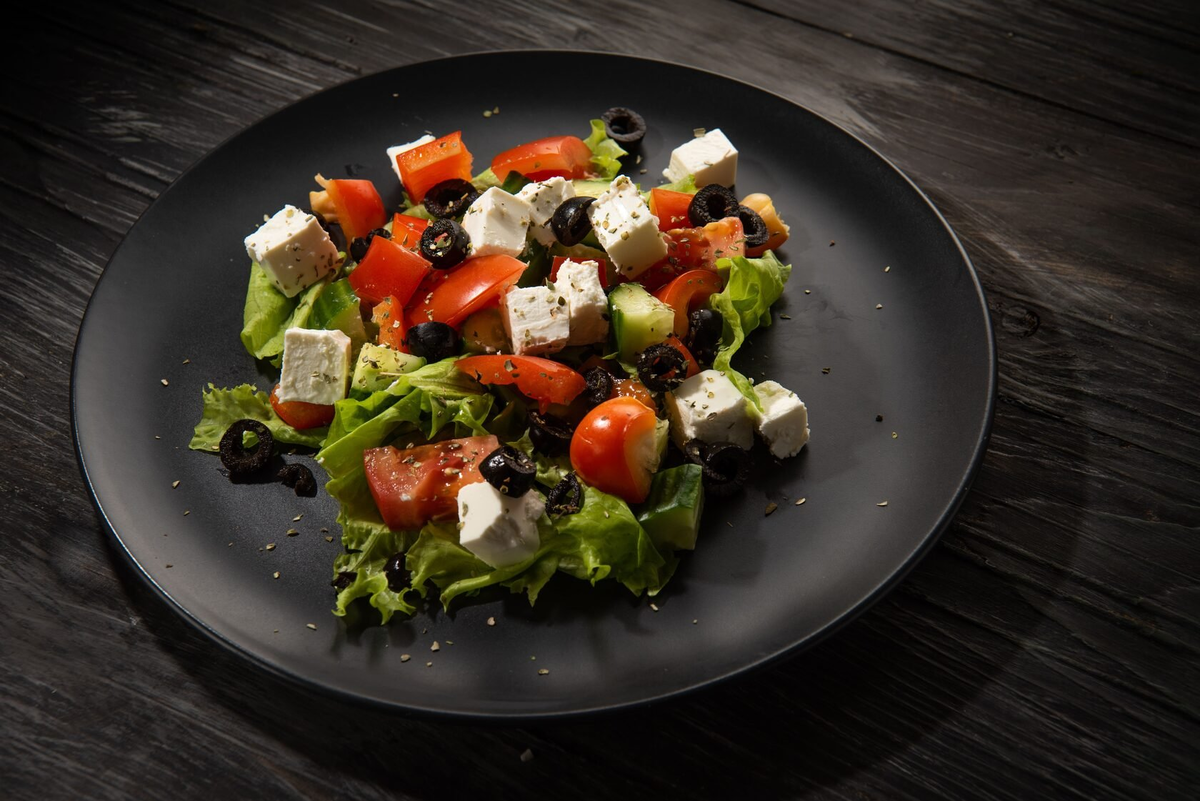 Greek Salad(греческий салат). Салат греческий вид сверху. Салат огурец помидор сыр Фета. Салат греческий красивая подача. Салат греческий фетаксой и маслинами листьями салата