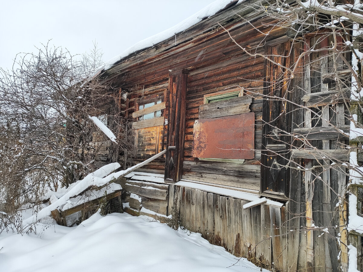 Фото того самого дома на  заброшенном участке