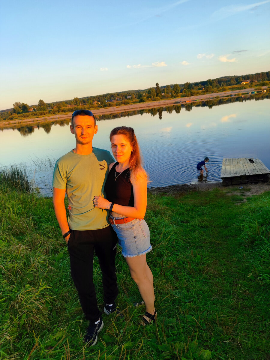 Мы с Катей, а на заднем фоне Андрюшка