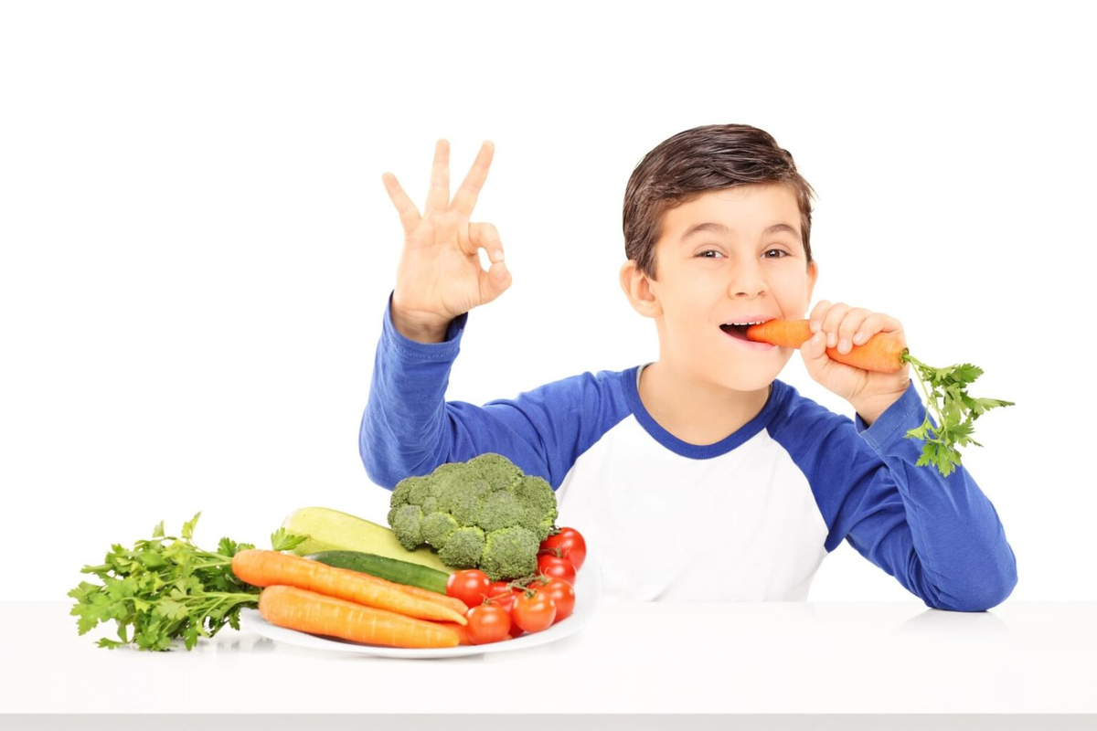 Если хотите стать сильными дети ешьте. Здоровое питание для подростков. Овощи для детей. Еда для детей. Человек ест.