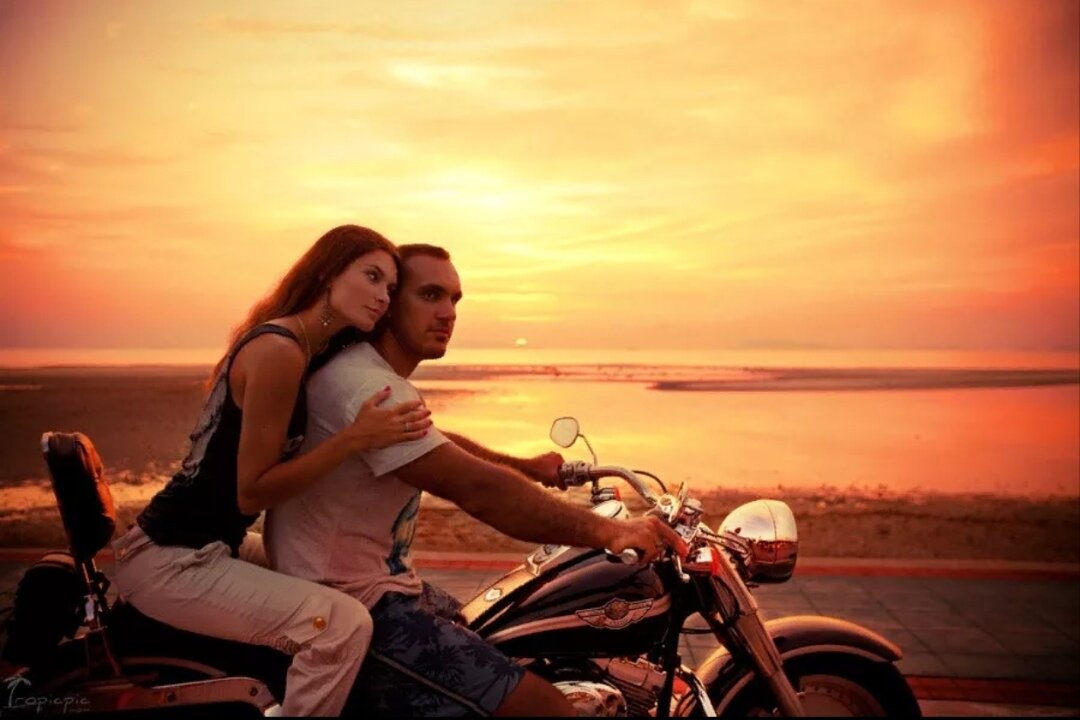 Сонник ехать с мужчиной. На мотоцикле вдвоем. Девушка едет на мотоцикле. Романтика на мотоцикле. Парень с девушкой на мотоцикле.