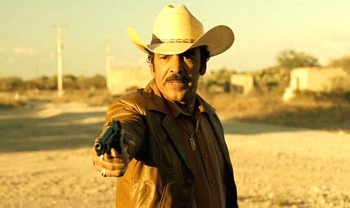 Это в сериале "Нарко" и "Нарко. Мексика" Дамиан Алькасар сыграет уже крутого колумбийского наркобарона. А здесь его персонаж - простой подручный-мокрушник при своем боссе.