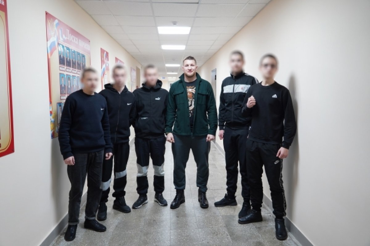    Боец ММА Владимир Минеев встретился с подростками в ульяновском СИЗО