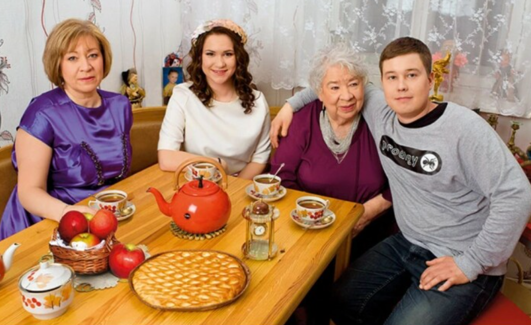Кира Крейлис-Петрова с дочерью и внуками