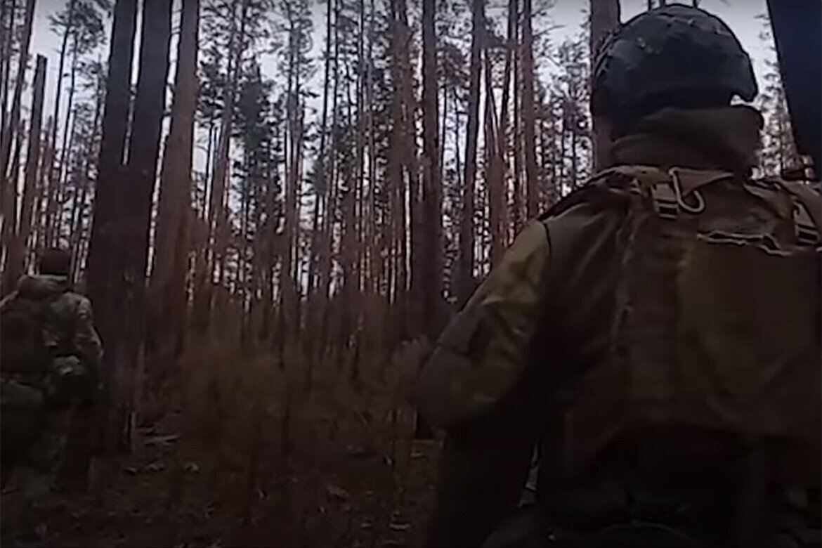 ​Большую роль в зоне боевых действий играет работа командиров. Стоп-кадр видео