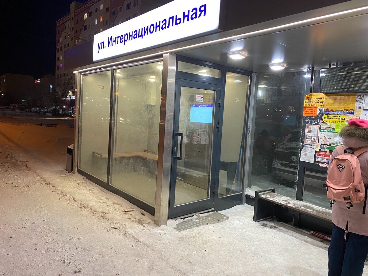 "Умную" остановку установили на площади Бондаренко в конце ноября 2023 года.  Чем же отличается новая остановка от других остановочных павильонов в городе?-10