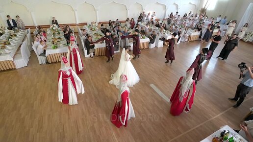 Красивый вывод невесты на свадьбе