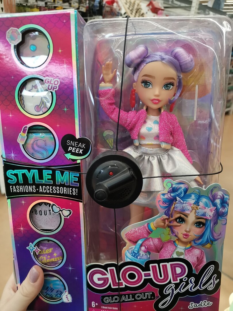 Личики у них одинаковые, но вот эта девочка самая не популярная. Думаю, дело в прическе...