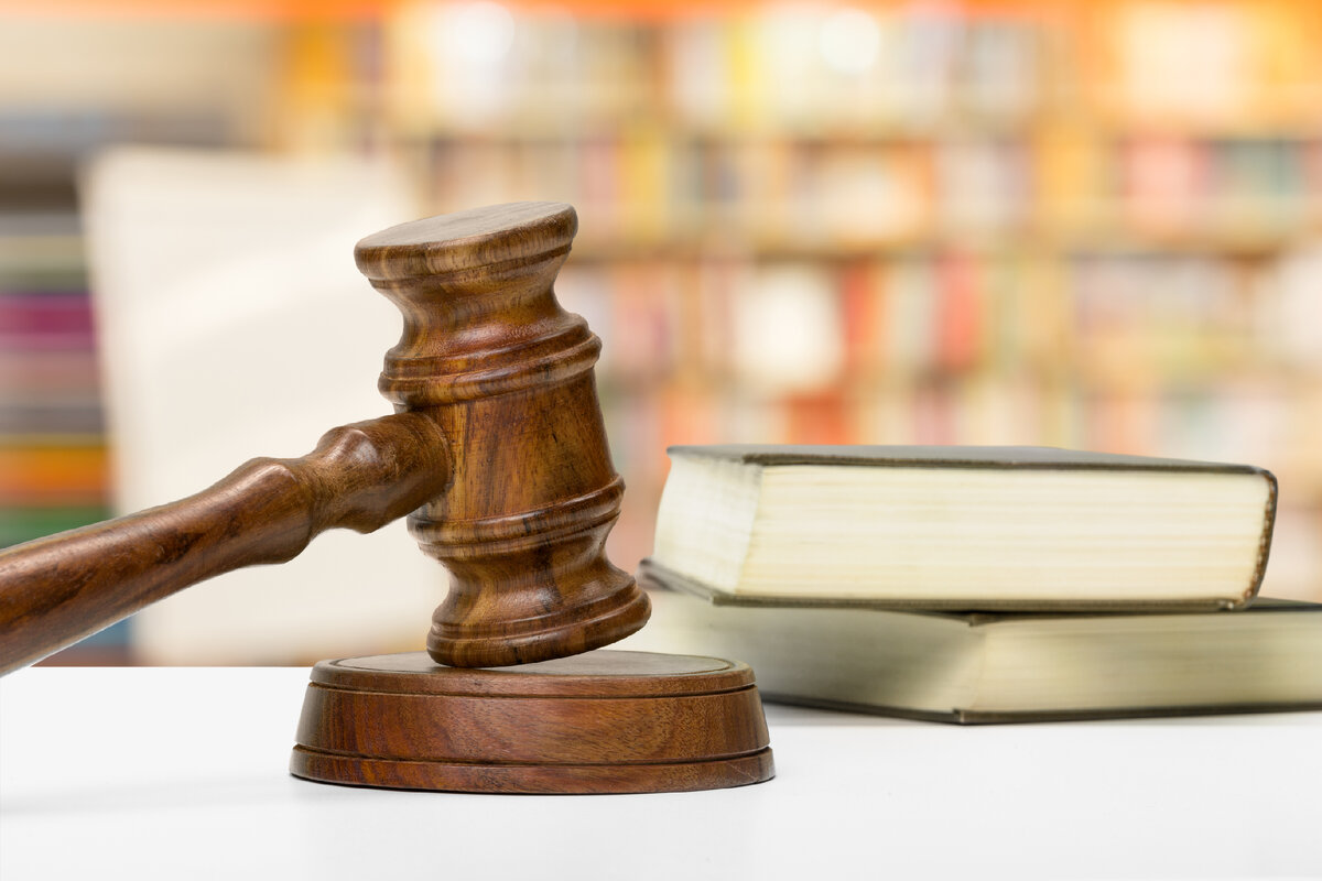 <a href="https://ru.freepik.com/free-photo/wooden-gavel-and-books-on-wooden-table_21018785.htm#query=%D1%81%D1%83%D0%B4&position=2&from_view=search&track=sph&uuid=0e8117b7-37bb-4572-929f-51c5aa5d9070">Изображение от fabrikasimf</a> на Freepik