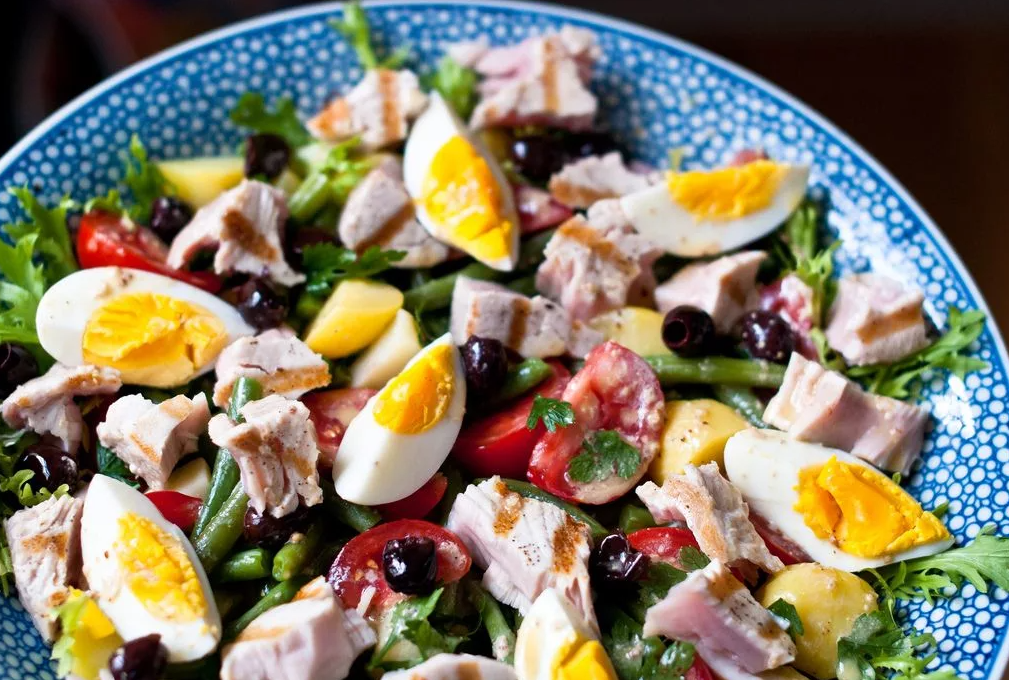 Салат ницца. Ницца salade Nicoise. Ницца с тунцом. Салат Нисуаз с тунцом. Салат Ницца с тунцом.