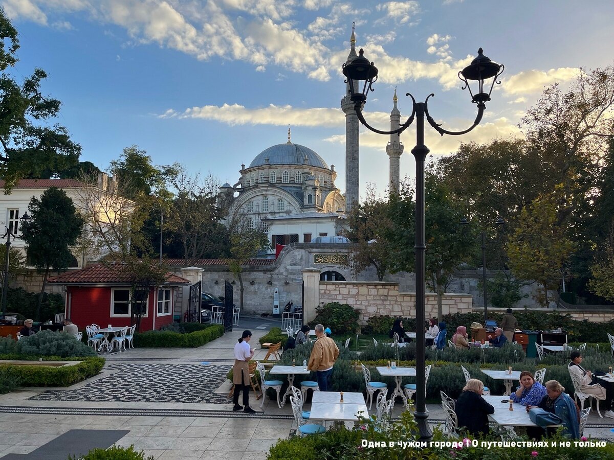 Расположен он в азиатской части Стамбула, недалеко от Большой мечети Селимие (Grand Selimiye Mosque). Из европейской части сюда можно добраться на пароме (путь лежит, кстати, мимо знаменитой Девичьей башни), а дальше прогуляться пешком минут пять-десять.