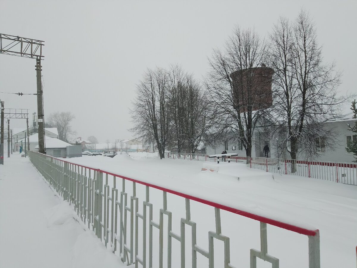 Вдали вокзал. Станция Волоколамск. 