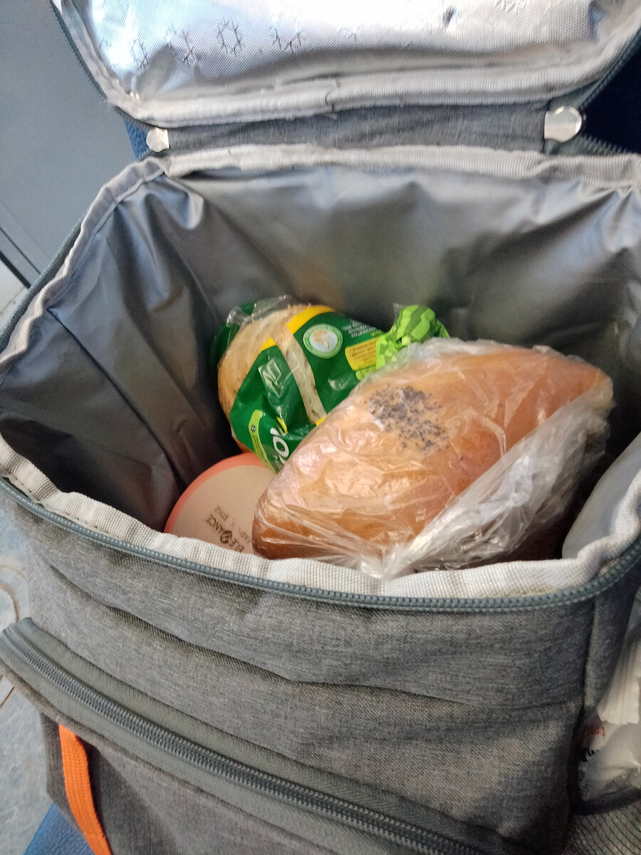 Знакомый рюкзак). Купили один пирожок дочери: здесь они очень вкусные и по 30 р ( летом были по 25).