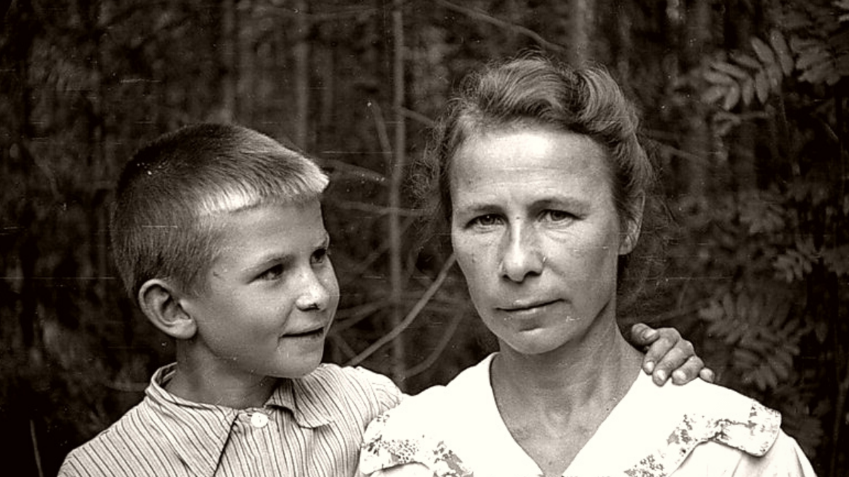 Family old mom. Семья СССР. Семейные советские снимки. Мамы и дети советские снимки. Советская мать.