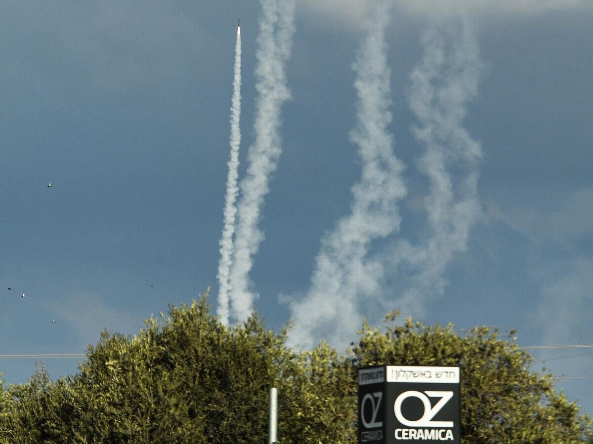    Ракеты израильской системы "Железный купол" перехватывают ракеты, выпущенные из сектора Газа, в небе над Ашкелоном© РИА Новости / Стрингер