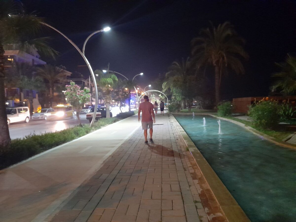 Это тротуар на берегу моря рядом с главной улицей. Обагельский район. Едем в Махмутлар из Алании.