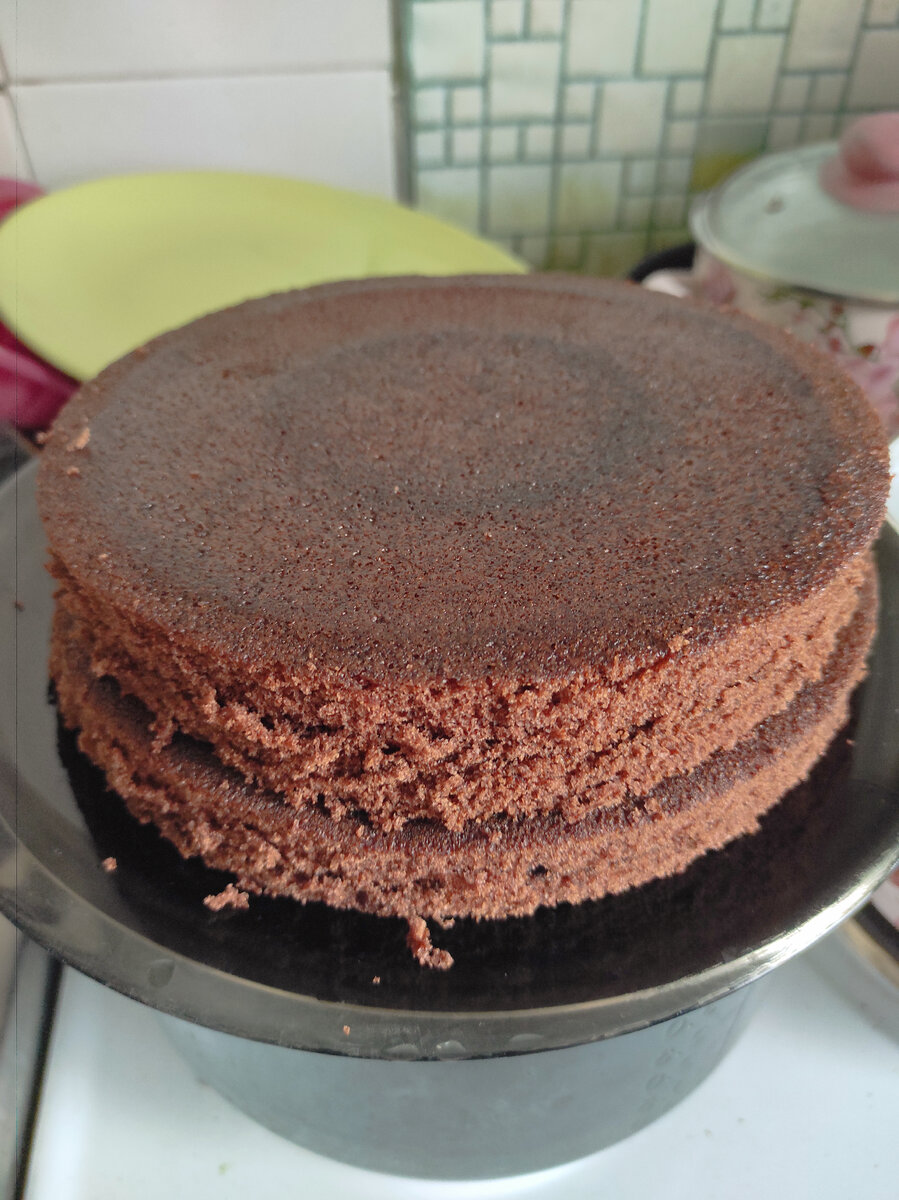 Вырезала по форме с диаметром 18см