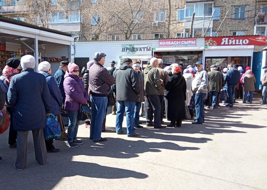 розничный торговец это. рыночная власть фирмы и ее показатели. много людей в супермаркете. толпа на рынке. торговля и общественное питание.