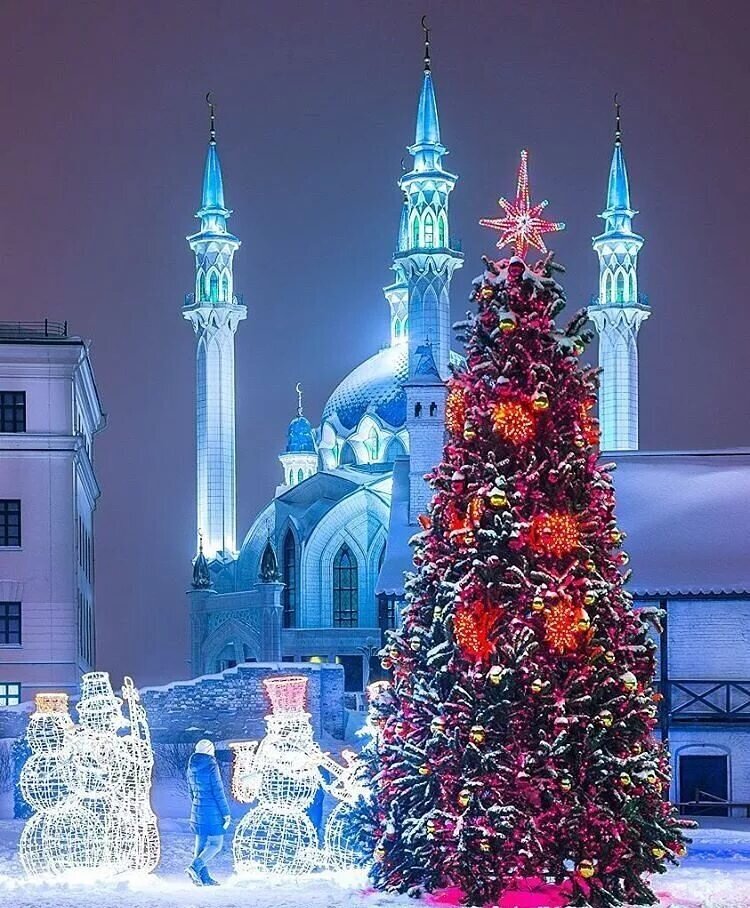 Всем привет! Новый год в Казани всегда проходит ярко и впечатляюще.  В период наступления зимних праздников столица Татарстана становится особенно привлекательной.