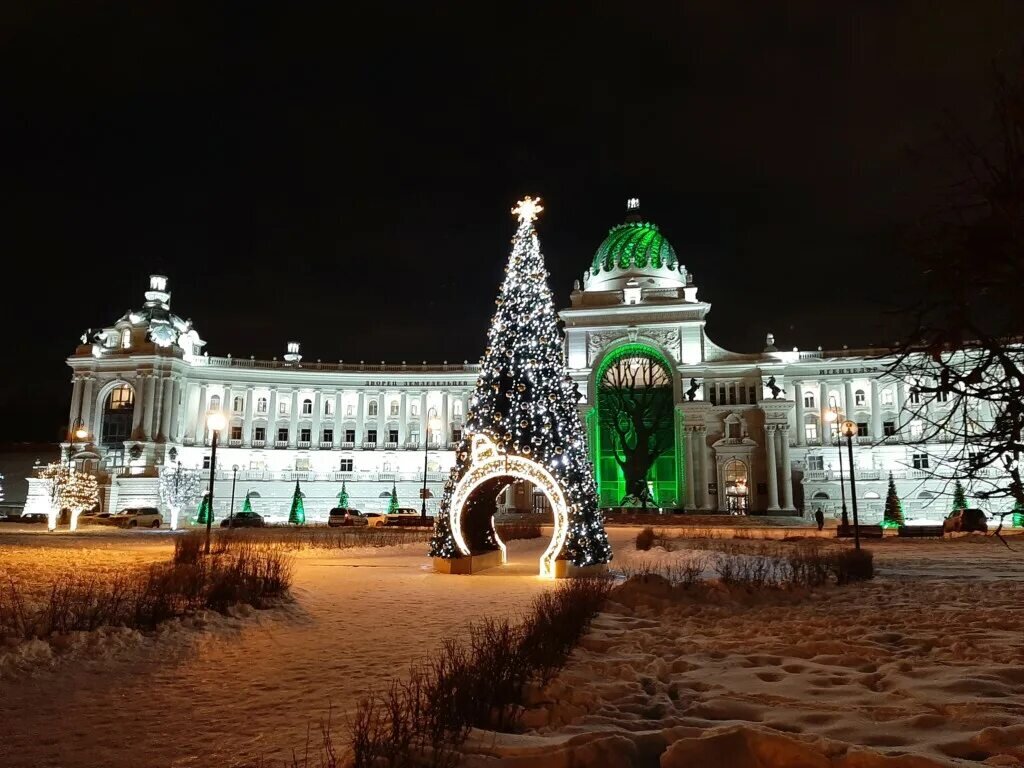 Всем привет! Новый год в Казани всегда проходит ярко и впечатляюще.  В период наступления зимних праздников столица Татарстана становится особенно привлекательной.-2