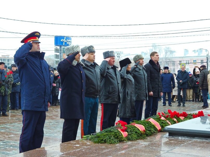    Ивановские полицейские возложили цветы у мемориала Героям фронта и тыла