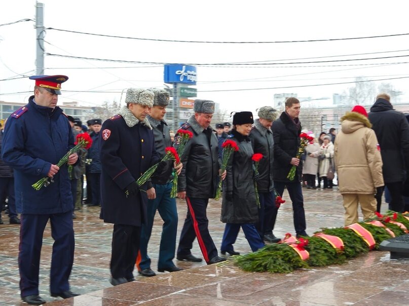    Ивановские полицейские возложили цветы у мемориала Героям фронта и тыла