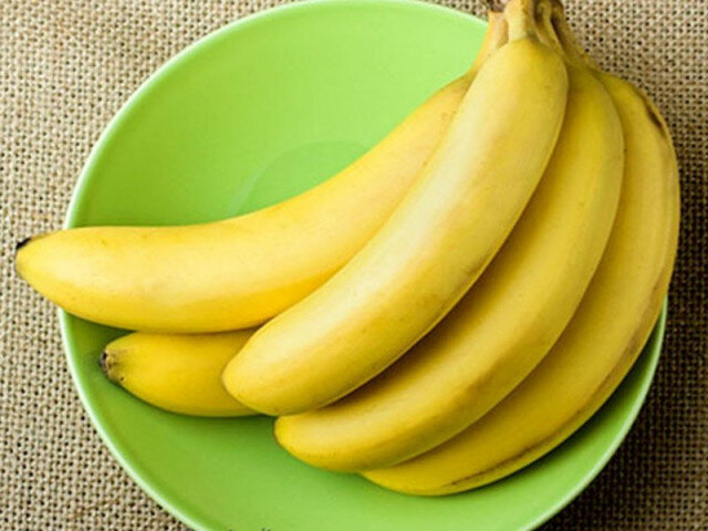 Диетолог Дэрил Джоффр рекомендует употреблять бананы по утрам вместе с полезными жирами. Калий, клетчатка и магний, содержащиеся в бананах, также могут быть полезны.