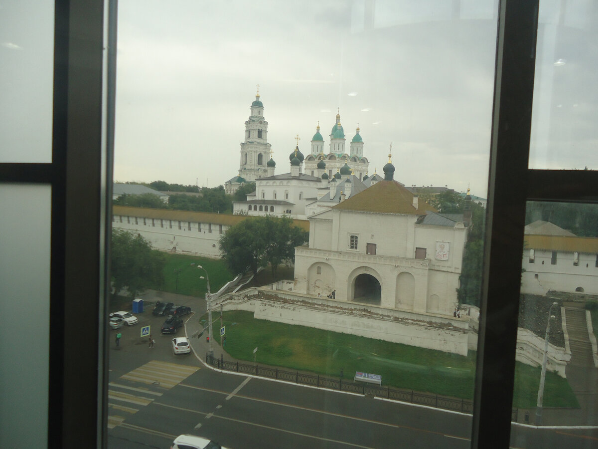 Астраханский кремль. Вид из стеклянного лифта в ТЦ, где мы посетили столовую "Буфет"