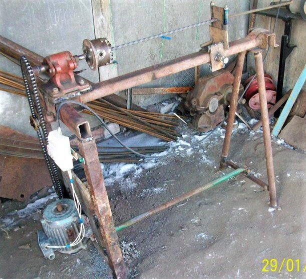 Началось вот всё с этого простого приспособления для продольного скручивания квадрата 10х10.  Фото автора. Листайте вправо. 
