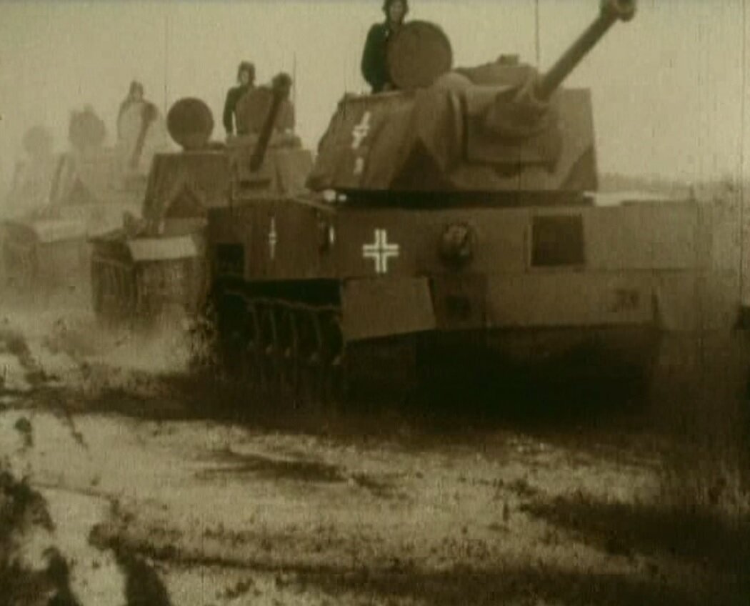 Бутафорский немецкий танк типа Pz.IV на базе Т-34. Сзади на базе Т-44. Кадр из фильма