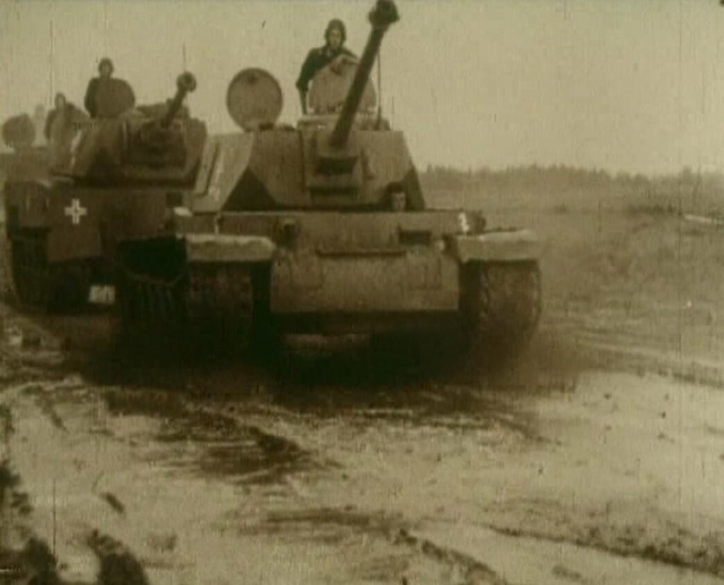 Бутафорские немецкие танки типа Pz.IV (передний на базе Т-44). Кадр из фильма