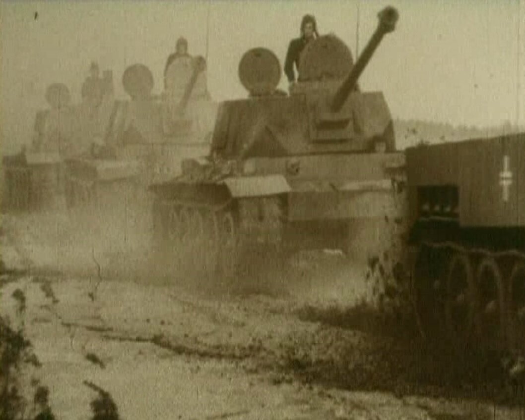 Бутафорские немецкие танки типа Pz.IV на базе Т-44. Кадр из фильма