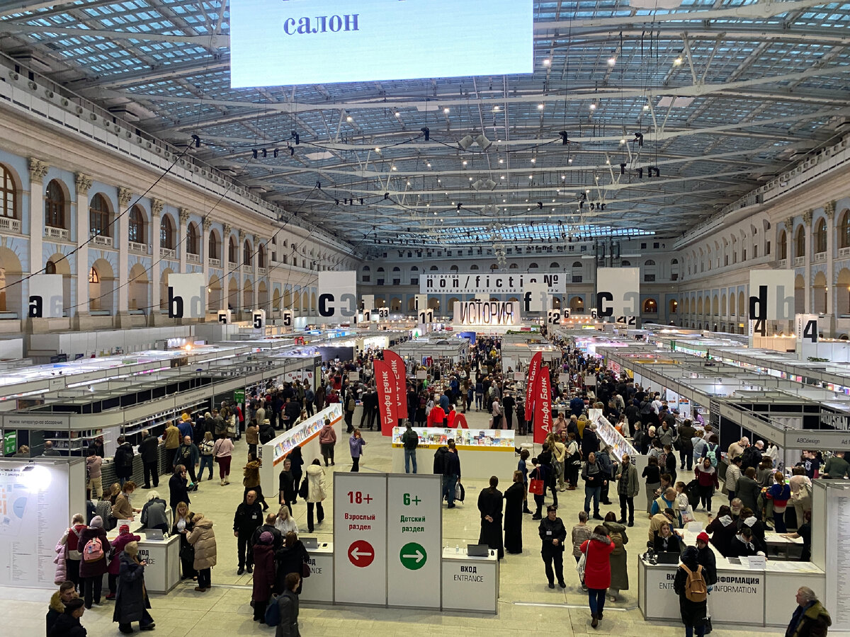 Фото автора. Этот вид всегда заставляет мое сердце трепетать. Ощущение, что стоишь на берегу океана и сейчас тебя унесёт книжная стихия 