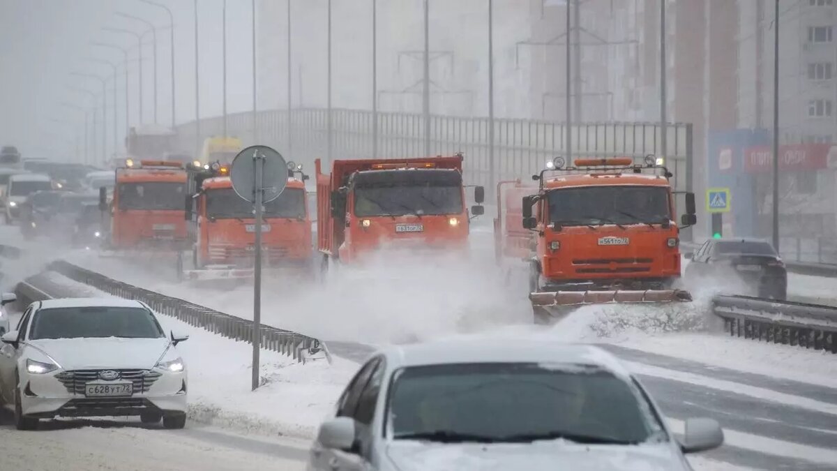    Горожане в социальных сетях высказывают свое недовольство и отмечают, что с последствиями снегопада в областной столице никто не борется.