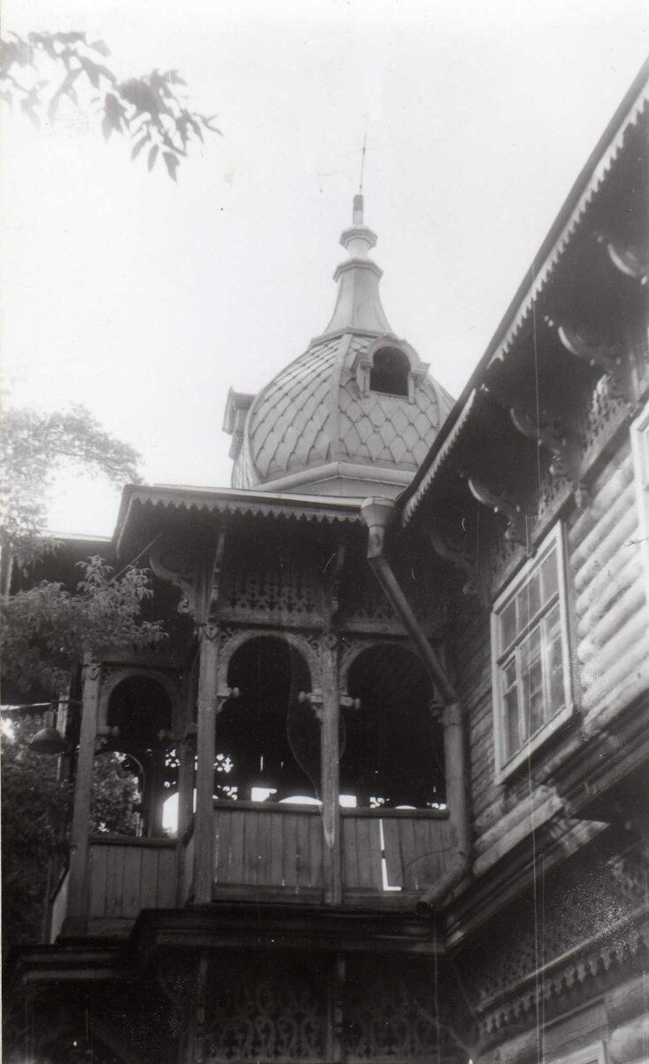 Детский дом на ул. Пионерской, закрытый в середине 1960-х. Впоследствии в здании размещалась начальная школа "Сказка"