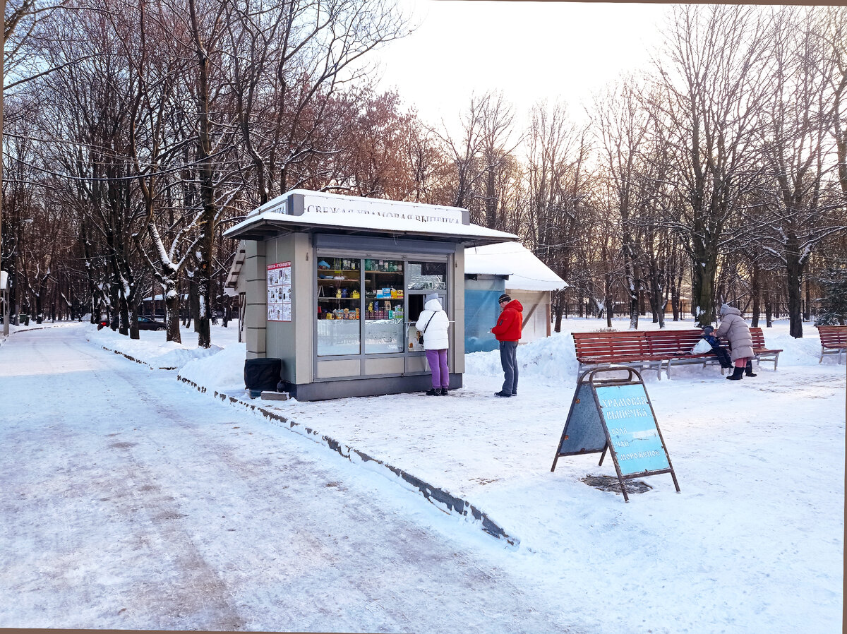 Палатка с пирожками при храме Знамения в Перово. Москва. Фото автора статьи 