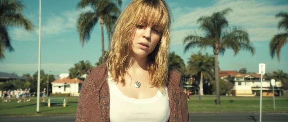 Джесс стоит на берегу океана, только что выбросив сбитую чайку в кучу десятка других 