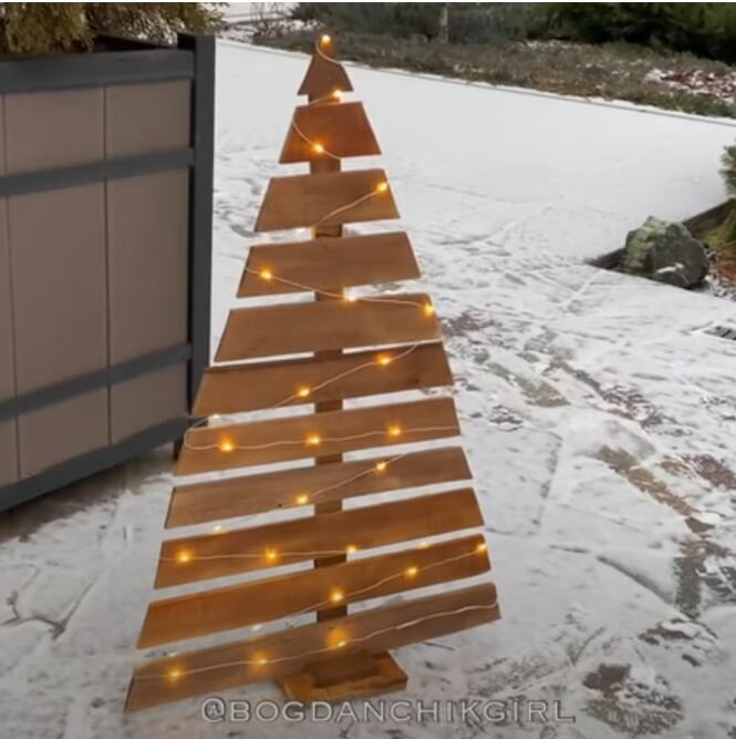    Елка из досок   
Источник: Скриншот из видео